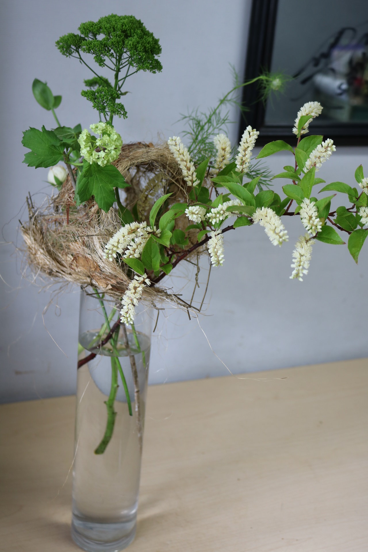 季節の花を入れてさわやかにアレンジ