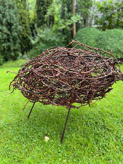 アレンジ作品をオランダのお庭に飾る