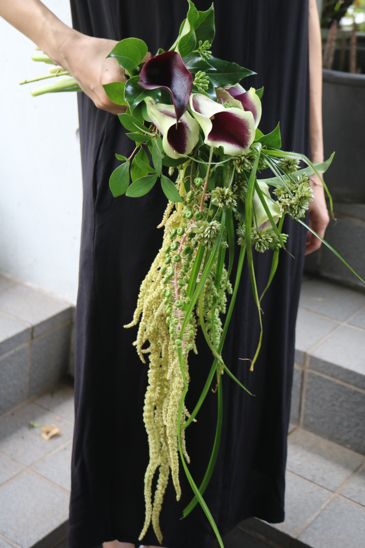 カラーと草花のブーケはおしゃれね