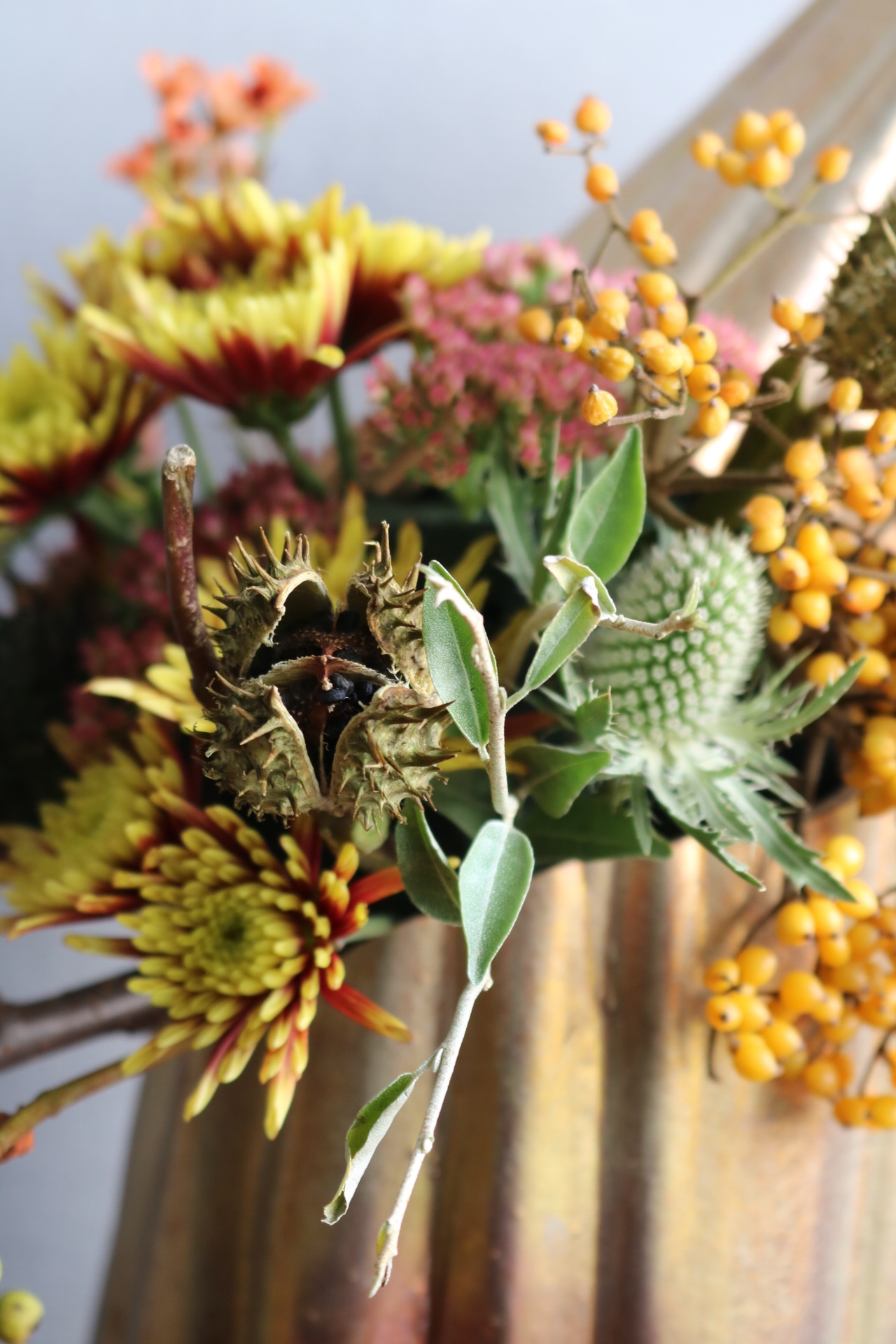 オランダの花器に花を飾る