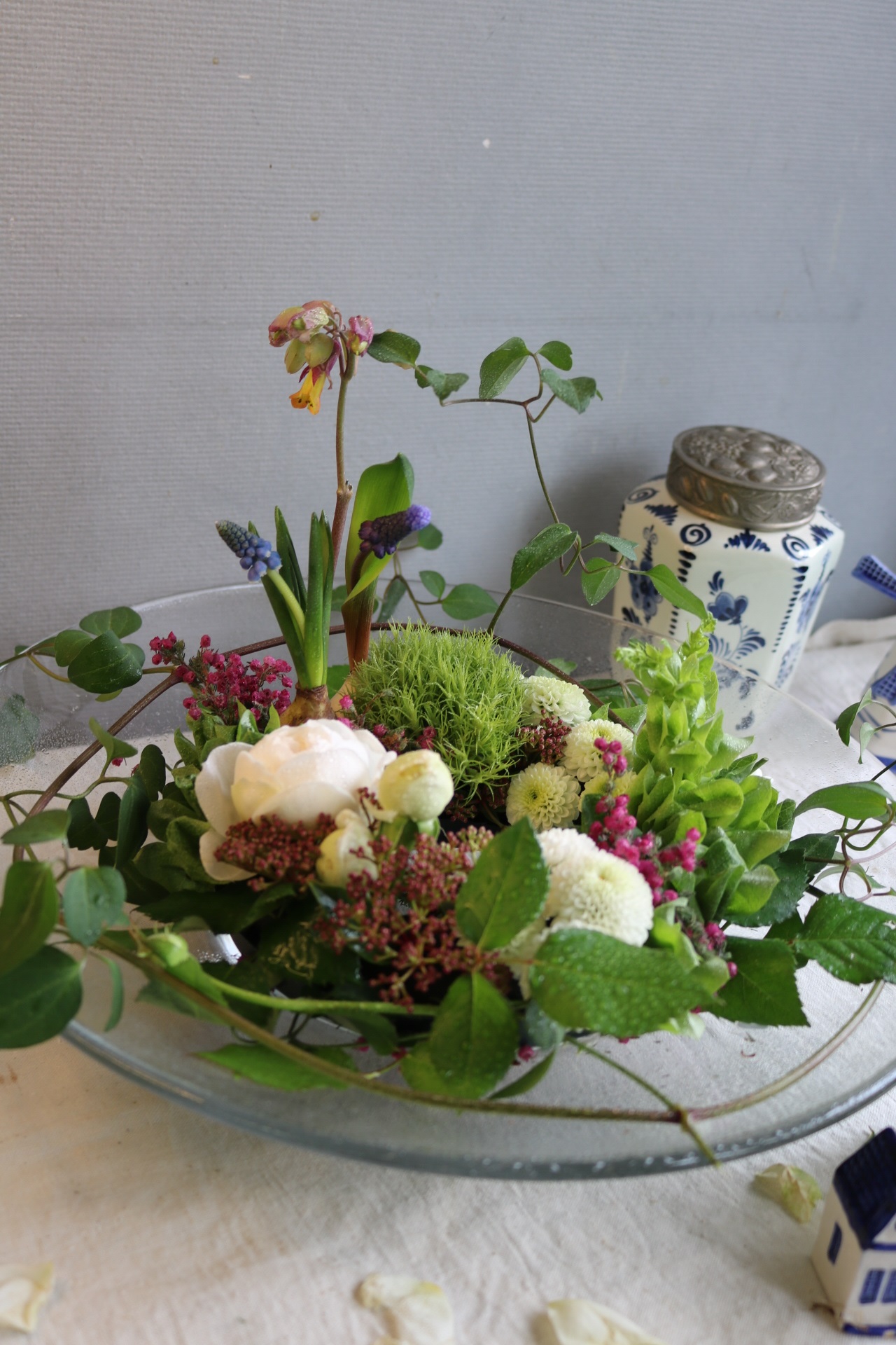 春の花でリースをガラスのプレートに