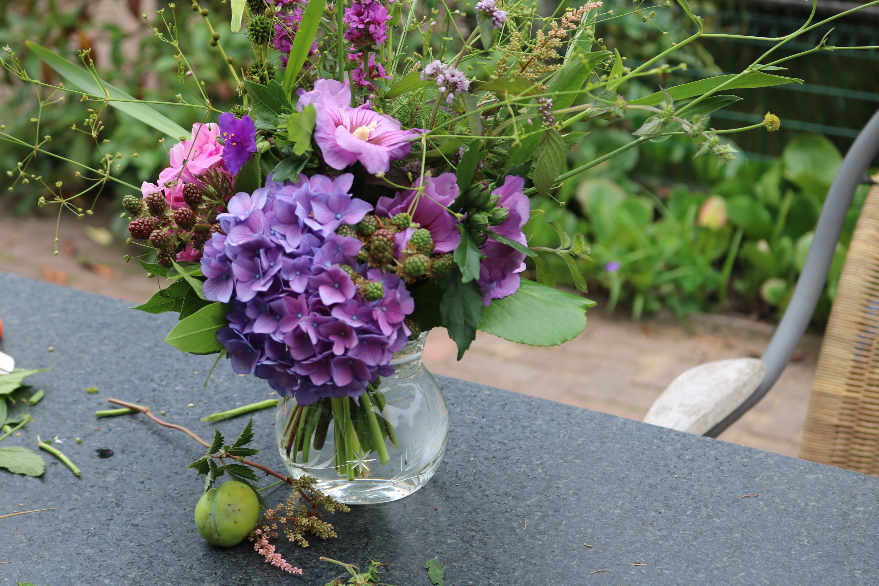 オランダのお庭の花を摘んでミニブーケ